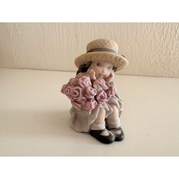 Enesco Girl Figurine with Pink Roses & Straw Hat | Vintage Porcelain Collectible - Picture 3 of 4